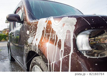 天気のいい日の手洗い洗車で泡だらけになった車 82160764