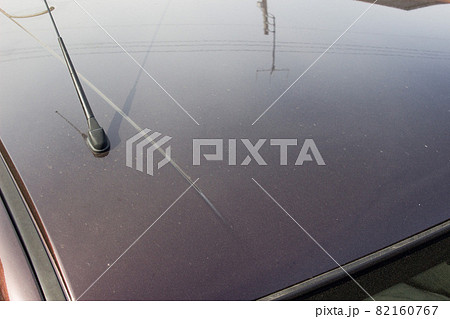 長年洗車をしていない埃と水垢だらけの車 82160767