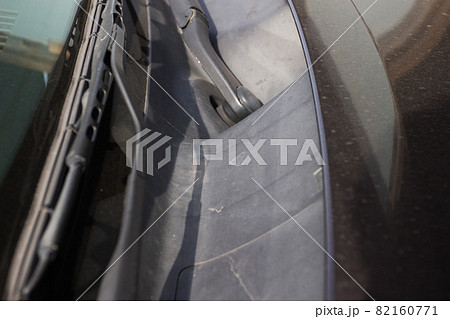 長年洗車をしていない埃と水垢だらけの車 82160771