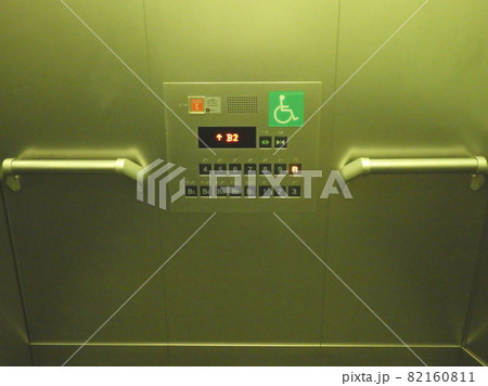 エレベーターの操作盤　車いす用の操作盤　ピクトグラム　エレベーター手すり 82160811
