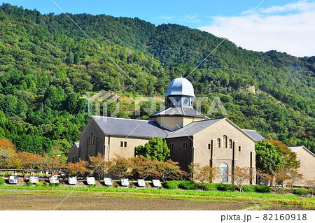 滋賀県 安土城考古博物館と山並みと紅葉 滋賀県 安土城考古博物館と山並みと紅葉 82160918