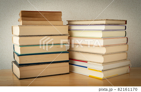 山積みの本　読書　小説　書籍　出版物　積読　図書 82161170