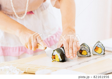 料理教室で巻き寿司を作る女性の手元 82161956