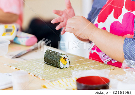 料理教室で巻き寿司を作る女性の手元 82161962