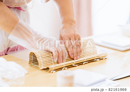料理教室で巻き寿司を作る女性の手元 料理教室で巻き寿司を作る女性の手元 82161966