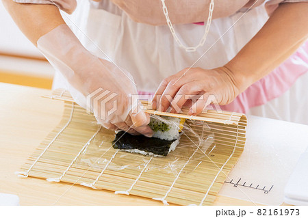 料理教室で巻き寿司を作る女性の手元 料理教室で巻き寿司を作る女性の手元 82161973
