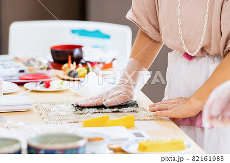 料理教室で巻き寿司を作る女性の手元 料理教室で巻き寿司を作る女性の手元 82161983