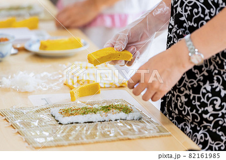 料理教室で巻き寿司を作る女性の手元 料理教室で巻き寿司を作る女性の手元 82161985