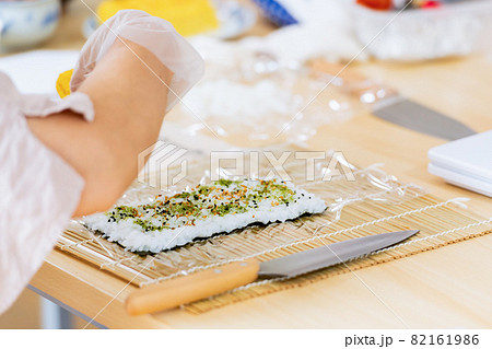 料理教室で巻き寿司を作る女性の手元 料理教室で巻き寿司を作る女性の手元 82161986