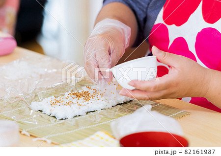 料理教室で巻き寿司を作る女性の手元 料理教室で巻き寿司を作る女性の手元 82161987