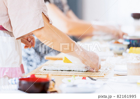 料理教室で巻き寿司を作る女性の手元 82161995