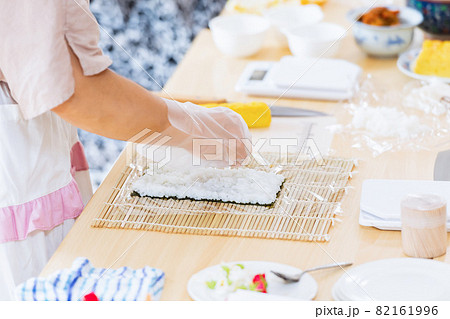 料理教室で巻き寿司を作る女性の手元 料理教室で巻き寿司を作る女性の手元 82161996