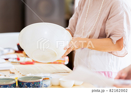 料理教室で巻き寿司を作る女性の手元 料理教室で巻き寿司を作る女性の手元 82162002