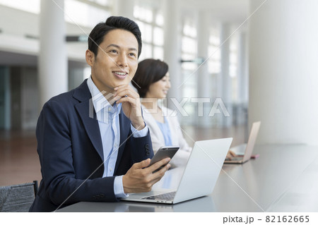ビジネスイメージ シェアオフィス コワーキングスペースで働くビジネスパーソン ビジネスイメージ シェアオフィス コワーキングスペースで働くビジネスパーソン 82162665