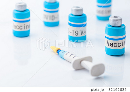 ワクチンと注射器 82162825
