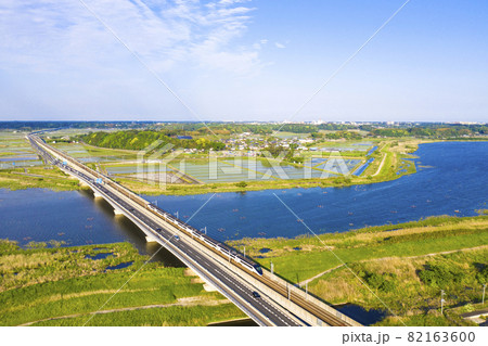 千葉県の印旛沼を渡る京成スカイライナーと国道464号線を俯瞰撮影 82163600