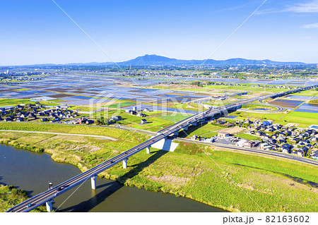 筑波山を背景に圏央道(常総インターチェンジ付近)を俯瞰撮影 鬼怒川 高速道路 筑波山を背景に圏央道(常総インターチェンジ付近)を俯瞰撮影 鬼怒川 高速道路 82163602