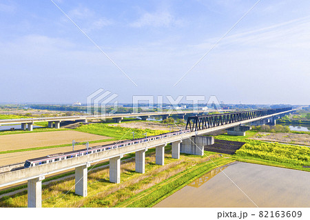 利根川を渡るつくばエクスプレスと常磐自動車道を俯瞰撮影 利根川を渡るつくばエクスプレスと常磐自動車道を俯瞰撮影 82163609
