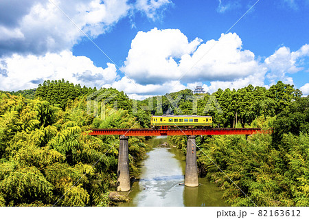 夷隅川を渡る夏のいすみ鉄道の普通列車（千葉県大多喜町）※大多喜駅～小谷松駅 82163612