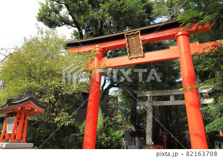 馬橋稲荷神社（まばしいなりじんじゃ）　一の鳥居と正参道 82163708