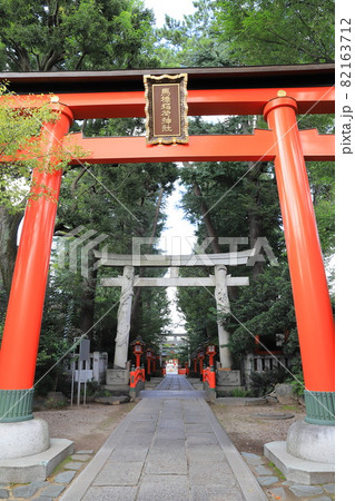 馬橋稲荷神社（まばしいなりじんじゃ）　一の鳥居と正参道 82163712