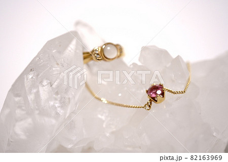 水晶クラスターとアクセサリー 水晶クラスターとアクセサリー 82163969