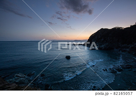 夕暮れの佐田岬灯台（愛媛県伊方町） 82165057