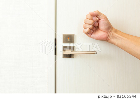 トイレのドアをノックする男性の手 トイレのドアをノックする男性の手 82165544