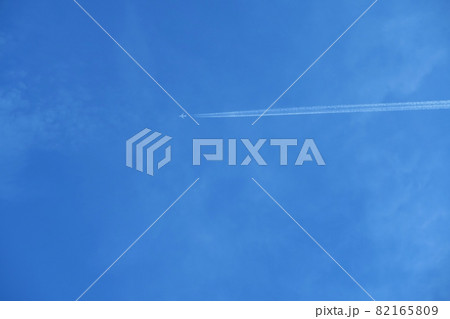 青空と飛行機雲 青空と飛行機雲 82165809