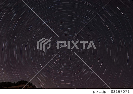 冬の澄んだ空気と北の夜空 82167071