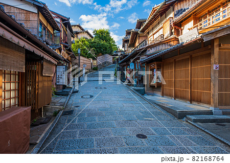 京都　三寧坂　二寧坂　周辺の町並み 82168764