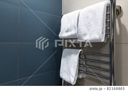 White towels are dried on a heated towel rail i 82168863