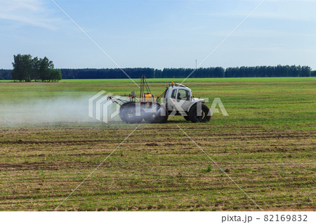Tractor sprays liquid chemical fertilizers Tractor sprays liquid chemical fertilizers 82169832