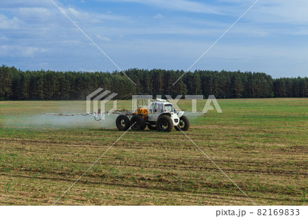 Tractor sprays liquid chemical fertilizers Tractor sprays liquid chemical fertilizers 82169833