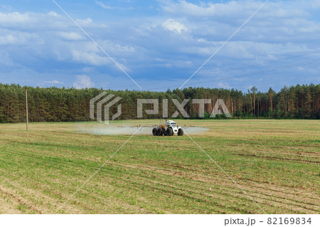 Tractor sprays liquid chemical fertilizers Tractor sprays liquid chemical fertilizers 82169834