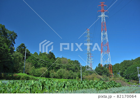 真っ青な快晴の里山 82170064