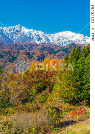 小川村から見た北アルプスの三段紅葉 【長野県】 小川村から見た北アルプスの三段紅葉 【長野県】 82170662