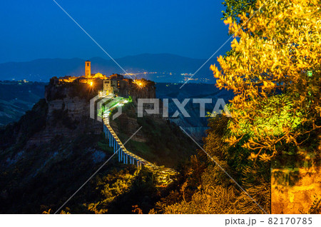 Night view of the village of Civita di Bagnoregio 82170785