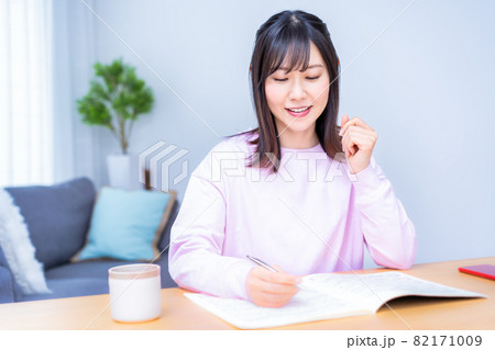 リビングで勉強する女性 リビングで勉強する女性 82171009