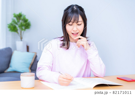 リビングで勉強する女性 82171011