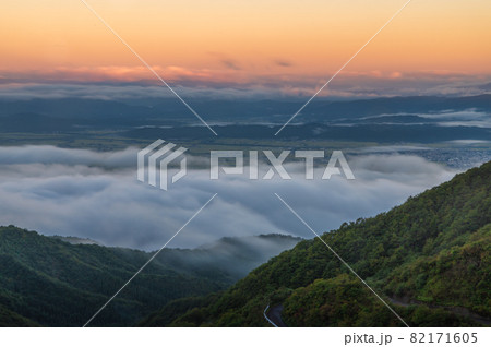 福島県北塩原村　金沢峠の雲海 82171605