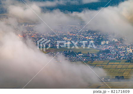 福島県北塩原村　金沢峠の雲海 82171609