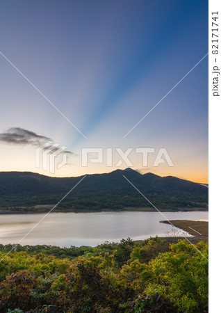 福島県北塩原村　雄国沼の朝 82171741