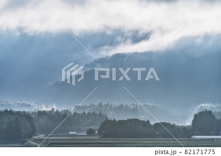 福島県会津若松市　秋の田園の朝 82171775