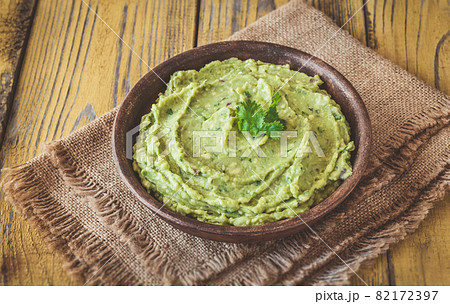 Bowl of guacamole 82172397