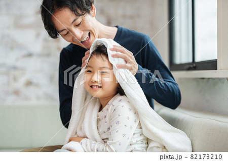 バスタオルで髪を拭くパパと娘 82173210