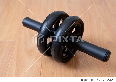 2輪タイプの腹筋ローラー 82173282