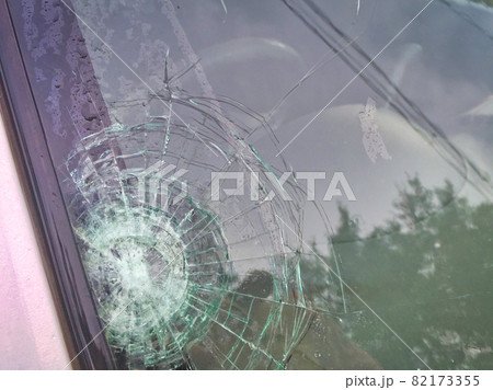 割れたフロントガラス 82173355