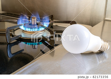 ガスコンロと電球 82173356
