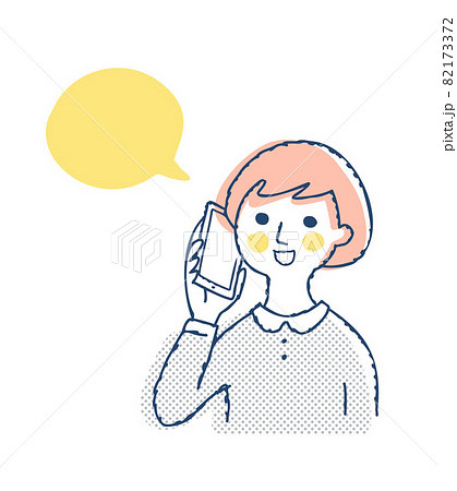 スマートフォンで電話をかけている女性 スマートフォンで電話をかけている女性 82173372